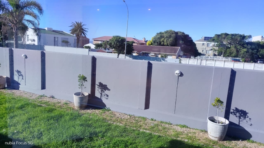 To Let 4 Bedroom Property for Rent in Wavecrest Eastern Cape